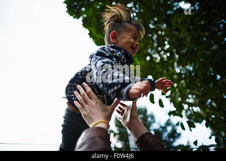 Mutter mit Sohn im Garten spielen Stockfoto