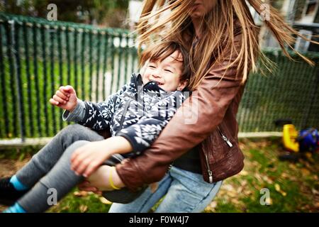 Mutter mit Sohn im Garten spielen Stockfoto
