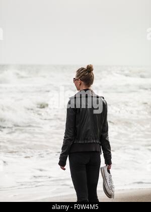 Rückansicht des Mitte Erwachsene Frau, Blick auf das Meer, Torreblanca, Andalusien, Spanien Stockfoto