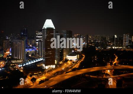 Nachtansicht der Autobahn und Stadt, Singapur Stockfoto