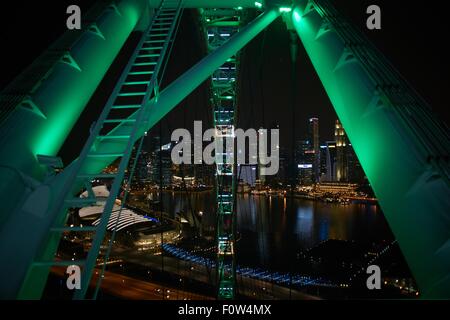 Ansicht der Stadt vom Riesenrad in der Nacht, Singapur Stockfoto