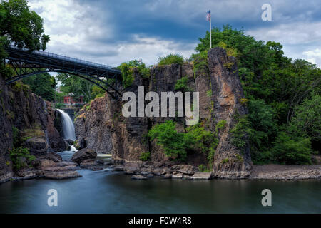 Paterson Great Falls - Blick in die Große fällt auf den Passaic River in der Stadt Paterson in Passaic County, New Jersey, United States. Die Wasserfälle des Passaic River ist ein prominenter Wasserfall, bei 77 Fuß hoch. Stockfoto