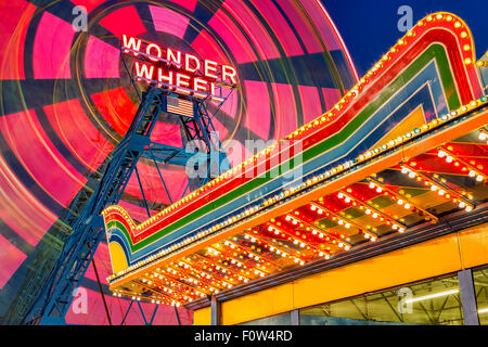 Wonder Wheel auf Coney Island - Exzentrische bunt Ferris Wheel in motion und beleuchtete Vergnügungspark, Festzelt an der berühmten Wahrzeichen DENO'S WONDER WHEEL Amusement Park Coney Island in Brooklyn, New York. Stockfoto