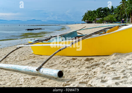 Boote am Strand bei Ebbe. Lokalen Strandurlauber und Touristen können diese Boote mieten. Stockfoto