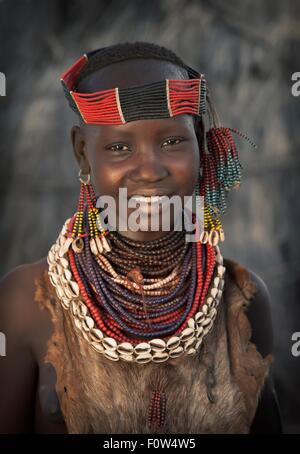 Porträt eines Mädchens aus Karo Stamm trägt Tracht, Äthiopien, Afrika Stockfoto