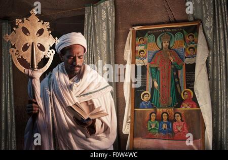 Porträt des Priesters in der Kirche von Ura Kedane Meheriet, Zege Halbinsel See Tana, Äthiopien, Afrika Stockfoto