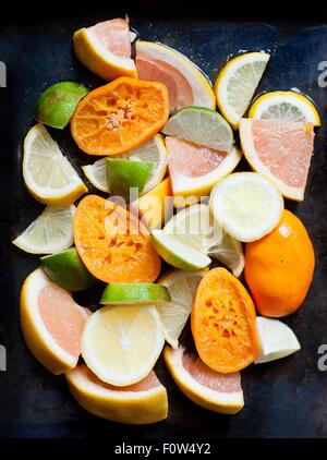 Stapel von gepressten Orangen, mit in Scheiben geschnittenen Grapefruit Limetten und Zitronen Stockfoto