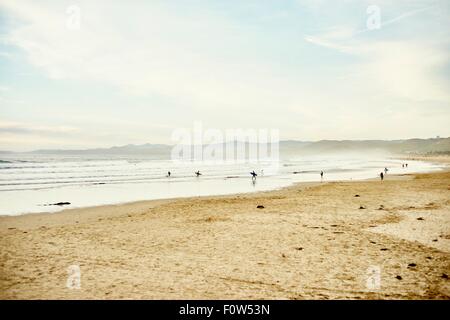 Blick auf Ferne Surfer auf Küste, Morro Bay, Kalifornien, USA Stockfoto