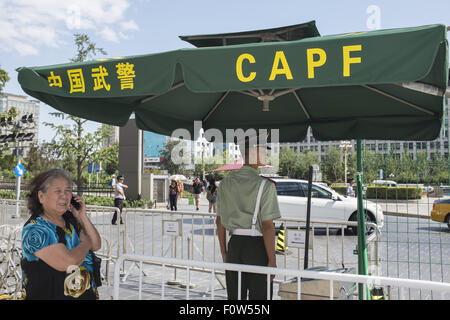 Peking, China. 21. August 2015. Sicherheits-Level Upgrades auf dem Gebiet der Wangfujing Straße für das Gedenken des 70. Jahrestages des Sieges der das chinesische Volk Krieg der Widerstand gegen die japanische Aggression am 3. September. © Jiwei Han/ZUMA Draht/Alamy Live-Nachrichten Stockfoto