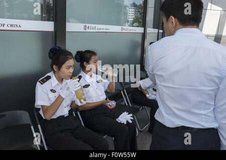 Peking, China. 21. August 2015. Sicherheits-Level Upgrades auf dem Gebiet der Wangfujing Straße für das Gedenken des 70. Jahrestages des Sieges der das chinesische Volk Krieg der Widerstand gegen die japanische Aggression am 3. September. © Jiwei Han/ZUMA Draht/Alamy Live-Nachrichten Stockfoto