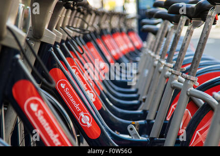 London, UK. 21. August 2015. Londons allgegenwärtigen "Boris Bikes" beliebt bei Touristen und Londoner gleichermaßen bewährt haben, mit regelmäßigen Nutzer und diejenigen, die mit der Regelung werden Boris Bikes fahren ohne Gebühr am 22. August und 23, als Teil von Transport For London Initiative zur Annahme der Regelung von Benutzern vor Expansionspläne Roll-out eine weitere 1.000 Dockingstationen weiter zu fördern. Bildnachweis: Paul Davey/Alamy Live-Nachrichten Stockfoto