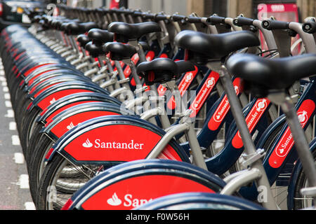 Transport For London Zyklus Vermietung Schema, gesponsert von Sanatander erlaubt es, Londoner und Touristen Fahrradverleih an der Docking-station Stockfoto