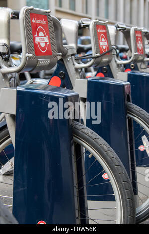 Transport For London Zyklus Vermietung Schema, gesponsert von Sanatander erlaubt es, Londoner und Touristen Fahrradverleih an der Docking-station Stockfoto