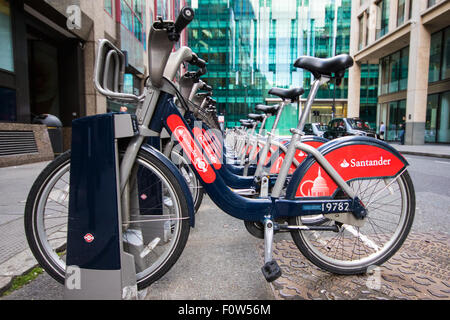 Transport For London Zyklus Vermietung Schema, gesponsert von Sanatander erlaubt es, Londoner und Touristen Fahrradverleih an der Docking-station Stockfoto