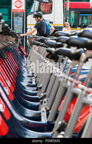 Transport For London Zyklus Vermietung Schema, gesponsert von Sanatander erlaubt es, Londoner und Touristen Fahrradverleih an der Docking-station Stockfoto