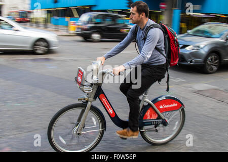 Transport For London Zyklus Vermietung Schema, gesponsert von Sanatander erlaubt es, Londoner und Touristen Fahrradverleih an der Docking-station Stockfoto