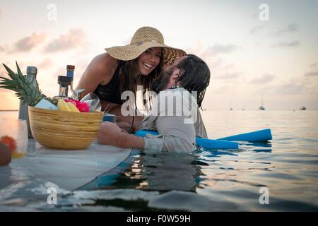 Romantisches Paar Vorbereitung Cocktails auf Paddleboard, Islamorada, Florida, USA Stockfoto