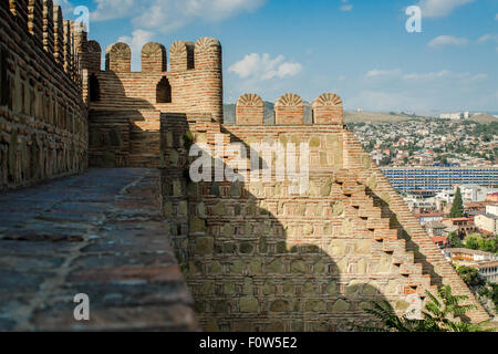 Erkundung der alten Mauerstruktur mit Blick auf die Stadt bei hellem Tageslicht Stockfoto