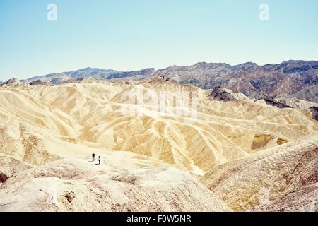 Blick auf zwei Touristen am Zabriskie Point, Death Valley, Kalifornien, USA Stockfoto