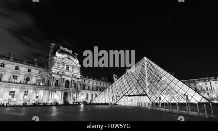 Die Pyramide des Louvre - Paris. Eine Langzeitbelichtung Bild des berühmten Paris Museums. Stockfoto