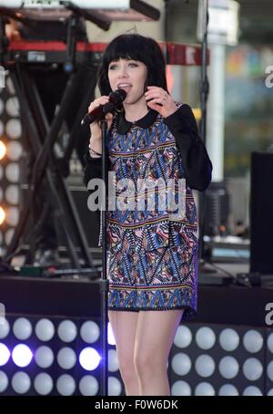 New York, NY, USA. 21. August 2015. Carly Rae Jepsen für NBC heute zeigen Konzert mit Carly Rae Jepsen, Rockefeller Plaza, New York, NY 21. August 2015 auf der Bühne. Bildnachweis: Derek Sturm/Everett Collection/Alamy Live-Nachrichten Stockfoto