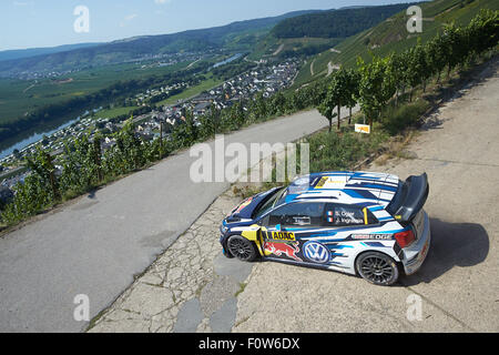 Kluesserath, Deutschland. 21. August 2015. Motorsport: Rallye Deutschland WM 9. Runde: Sebastien Ogier aus Frankreich und Julien Ingrassia auch aus Frankreich Kreuzfahrt in ihren Volkswagen Polo R-WRC durch in den Weinbergen bei Kluesserath, Germany, 21. August 2015. Foto: THOMAS FREY/Dpa/Alamy Live News Stockfoto