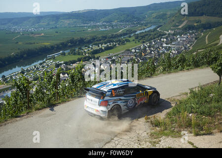 Kluesserath, Deutschland. 21. August 2015. Motorsport: Rallye Deutschland WM 9. Runde: Andreas Mikkelsen und Ola Floene sowohl aus Norwegen in ihren Volkswagen Polo R WRC in der Wertungsprüfung der Mittelmosel durch in den Weinbergen bei Kluesserath, Germany, 21. August 2015 Kreuzfahrt. Foto: THOMAS FREY/Dpa/Alamy Live News Stockfoto