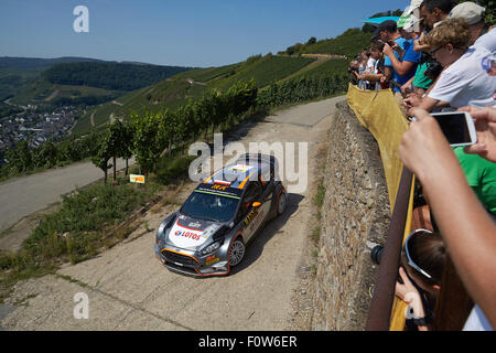 Kluesserath, Deutschland. 21. August 2015. Motorsport: Rallye Deutschland WM 9. Runde: Robert Kubica aus Polen und Maciek Sczepaniak aus dem tschechischen Kreuzfahrt in ihrem Ford Fiesta RS WRC in der Wertungsprüfung der Mittelmosel durch in den Weinbergen bei Kluesserath, Germany, 21. August 2015. Foto: THOMAS FREY/Dpa/Alamy Live News Stockfoto