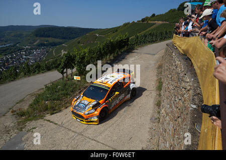 Kluesserath, Deutschland. 21. August 2015. Motorsport: Rallye Deutschland WM 9. Runde: Martin Prokop Und Jan Tomanek sowohl aus dem tschechischen in ihrem Ford Fiesta RS WRC in der Wertungsprüfung der Mittelmosel durch in den Weinbergen bei Kluesserath, Germany, 21. August 2015 Kreuzfahrt. Foto: THOMAS FREY/Dpa/Alamy Live News Stockfoto