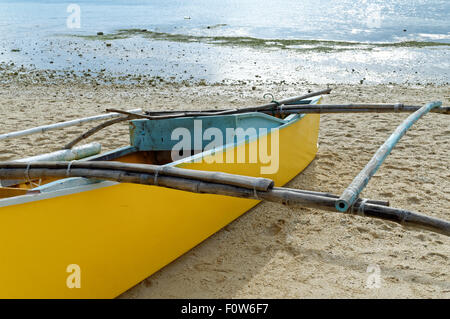 Boote am Strand bei Ebbe. Lokalen Strandurlauber und Touristen können diese Boote mieten. Stockfoto