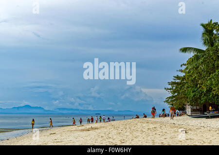 White Sand Beach in Badian. Das Gebiet ist durch Strandurlauber aufgrund seiner Lage nicht besucht aber unterwegs gibt es alles Wert ist Stockfoto