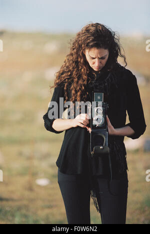 Eine Frau, die ein Bild mit einer alten altmodischen Mittelformat-Kamera. Stockfoto