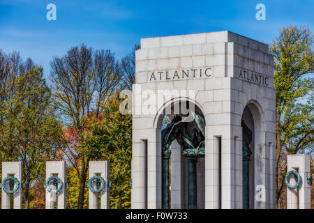 WWII Atlantic Memorial-Weltkrieg-II-Denkmal Kränze - Die National World War II Memorial zu Amerikanischen gewidmet ist, die in der Armee gedient und als Zivilisten während des Zweiten Weltkrieges. Es war der ehemalige Präsident George W. Bush im Jahr 2004 gewidmet. Zu sehen ist der Atlantik Abschnitt und einige der 56 Säulen, die die Gedenkstätte umgeben. Stockfoto