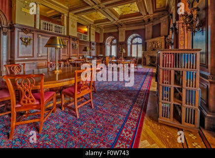 Mitglieder Zimmer an der Bibliothek des Kongresses in Washington DC. Das Beaux Arts Architektur Stil mit feinen Verzierungen, Wandbilder, Gemälde, Marmorboden hallen und Spalten. Die Bibliothek des Kongresses ist die Bibliothek, die offiziell den Kongreß der Vereinigten Staaten, aber die de-facto-ist nationalbibliothek der Vereinigten Staaten dient. Es ist die älteste eidgenössische kulturelle Institution in den Vereinigten Staaten. Stockfoto