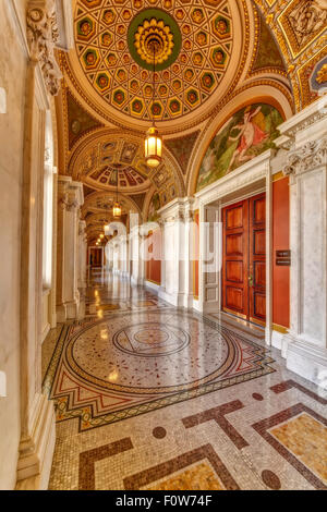 Thomas Jefferson Gebäude Halle an der Bibliothek des Kongresses in Washington DC. Das Beaux Arts Architektur Stil mit feinen Verzierungen, Wandbilder, Gemälde, Marmorboden hallen und Spalten. Die Bibliothek des Kongresses ist die Bibliothek, die offiziell den Kongreß der Vereinigten Staaten, aber die de-facto-ist nationalbibliothek der Vereinigten Staaten dient. Es ist die älteste eidgenössische kulturelle Institution in den Vereinigten Staaten. Stockfoto