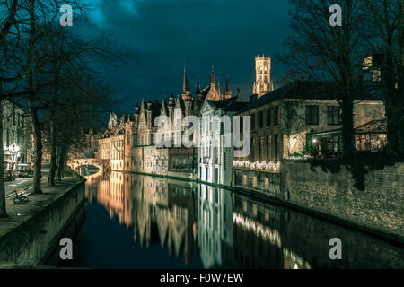 Nacht Turm Belfort und der grüne Kanal in Brügge Stockfoto