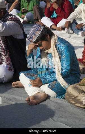 Muslime beten vor einer Moschee in Kensington, Brooklyn, NY für "Eid al-Fitr." Urlaub, feierte auf der ganzen Welt markiert die Stockfoto