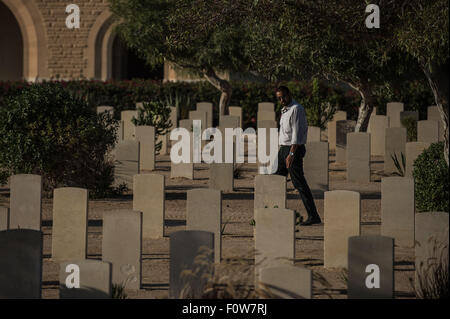 (150822)--EL ALAMEIN, 22. August 2015 (Xinhua)--A Besucher Spaziergänge durch Grabsteine auf dem Soldatenfriedhof von El Alamein rund 20 000 Soldaten aus Großbritannien, Neuseeland und Australien wurden begraben in El Alamein Town, Provinz Matruh, Nord Küste von Ägypten, am 18. August 2015.  El Alamein Schlacht, ins Leben gerufen vom 23. Oktober bis 4. November 1942, war ein Wendepunkt während des zweiten Weltkriegs, wo die Alliierten Streitkräfte unter der Leitung von britischen Kommandeur Bernard Law Montgomery besiegt die Achse deutsch-italienischen Truppen unter der Leitung von "Wüstenfuchs" deutsche general Erwin Rommel.  El Alamein Militärmuseum war offen für Besucher mit Stockfoto