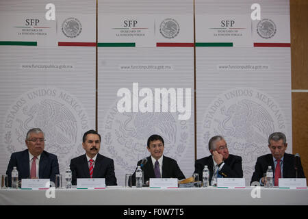 Ciudad De Mexico, Mexiko. 21. August 2015. Virgilio Andrade (C), Sekretär der öffentlichen Verwaltung, beteiligt sich an einer Pressekonferenz in Mexiko-Stadt, Hauptstadt von Mexiko, am 21. August 2015. Der Leiter des Ministeriums für öffentliche Verwaltung Virgilio Andrade sagte am Freitag, gab es keinen Interessenskonflikt bei der sogenannten 'weißes Haus', die First Lady von Mexiko Angelica Rivera im Besitz. © Pedro Mera/Xinhua/Alamy Live-Nachrichten Stockfoto