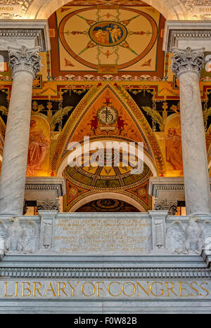 Ein Blick von der Haupthalle zu einem Abschnitt der Decke und die gold Inschrift an der Library Of Congress in Washington DC. Stockfoto