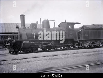 Antike c1910 Foto einer Lokomotive, 4-4-0 t Tank RA1512 möglicherweise für Richmond & Alleghany Railroad, mit Wassertank und Sandkasten bezeichnet. Lage unbekannt, USA. Stockfoto