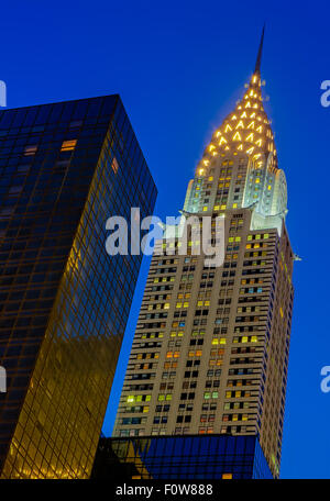 Chrysler Building befindet sich in der East Side von Midtown Manhattan in New York City während der blauen Stunde vor Sonnenaufgang. Stockfoto