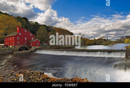 Historisches Wahrzeichen der Roten Mühle in Clinton, New Jersey während der Herbst am Nachmittag. Die rote Mühle wurde in den frühen 1800er Jahren wolle zu verarbeiten. Rote Mühle am Clinton gibt es auch als Schwarz und Weiß zu drucken. Stockfoto