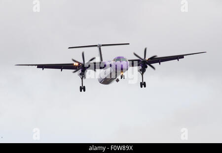 Ein Flybe Bombardier Dash 8 Q400 Registrierung G-JEDR Landung am London City Airport LCY Stockfoto