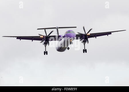 Ein Flybe Bombardier Dash 8 Q400 Registrierung G-JEDR Landung am Flughafen London City Stockfoto