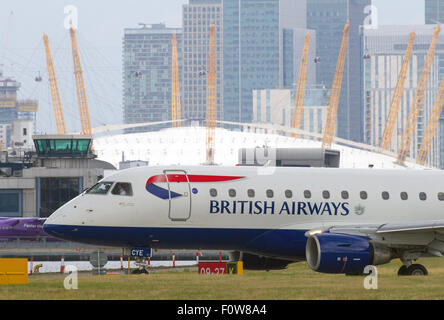 Eine British Airways BA CityFlyer Embraer EMB-170/175-Registrierung G-LCYE taxis für nehmen Sie weg vom London City Airport LCY Stockfoto