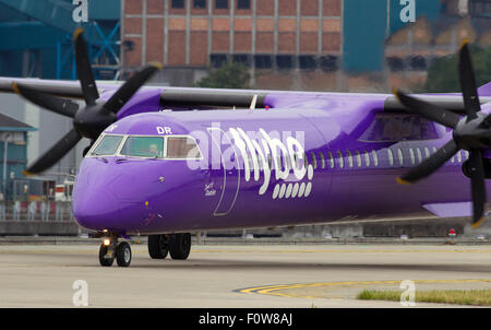 Ein Flybe Bombardier Dash 8 Q400, Registrierung G-JEDR taxis für Take off am London City Airport LCY Stockfoto