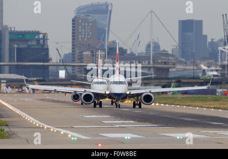 Eine British Airways BA CityFlyer Embraer ERJ-190-Registrierung G-LCYO taxis für Take off gefolgt von Embraer ERJ-170 Registrierung G Stockfoto