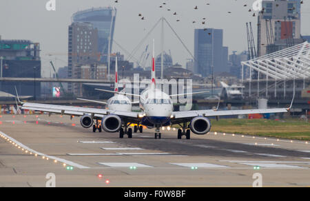 Eine British Airways BA CityFlyer Embraer ERJ-190-Registrierung G-LCYO taxis für Take off gefolgt von Embraer ERJ-170 Registrierung G Stockfoto