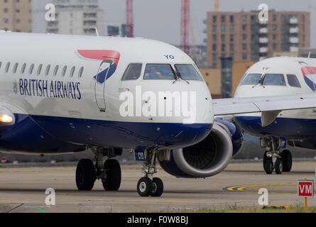 Eine British Airways BA CityFlyer Embraer ERJ-190-Registrierung G-LCYO taxis für Take off gefolgt von Embraer ERJ-170 Registrierung G Stockfoto